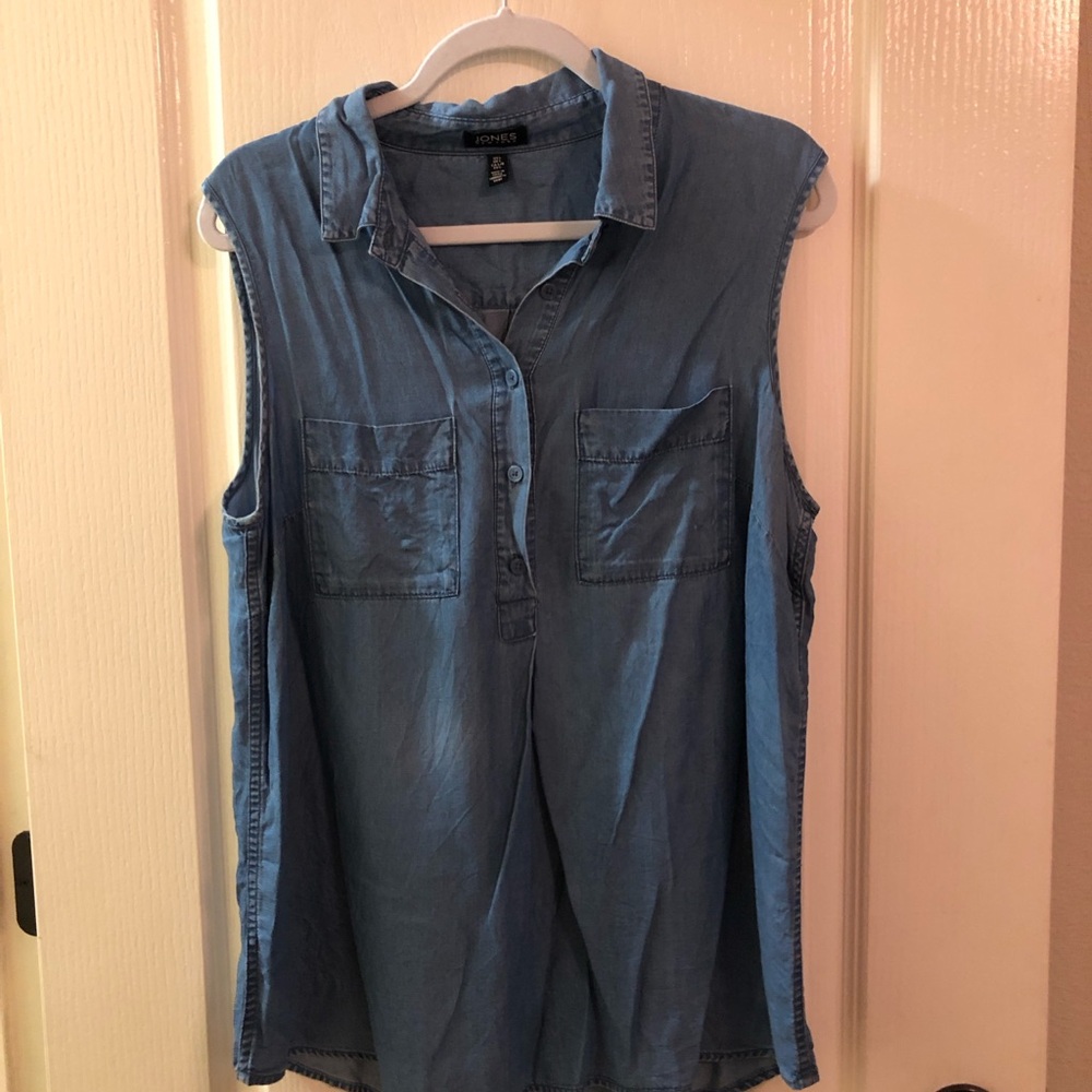 Jones New York short sleeve light weight dark blue chambray shirt.